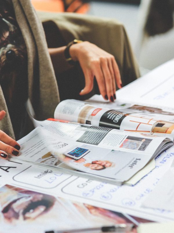 manos-de-mujer-con-una-revista