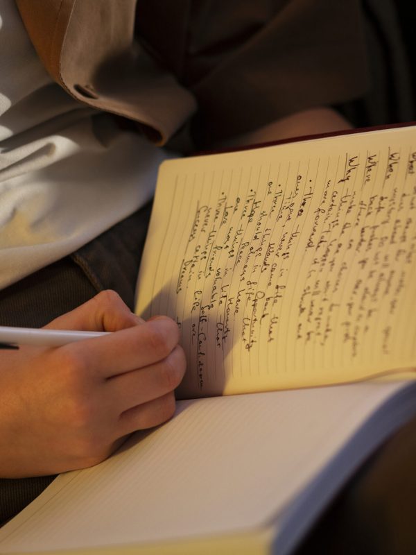 mujer-de-vista-lateral-con-diario-en-casa